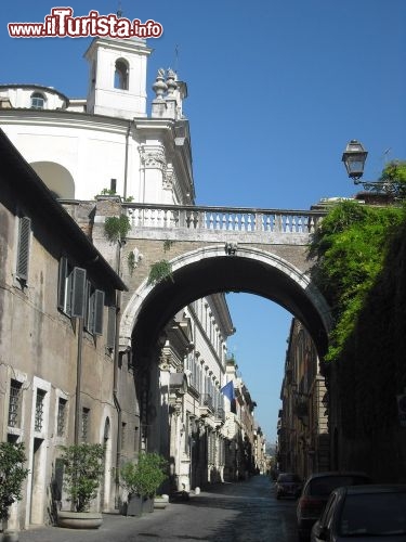 Immagine Arco di Via Giulia siamo nel Rione Ponte Roma