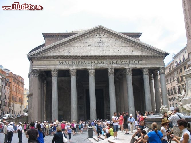 Immagine Il Pantheon di Roma ripreso dalla contigua Piazza della Rotonda.
