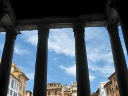 il Colonnato (pronao) all'ingresso del Pantheon di Roma
