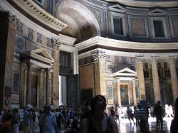 Dentro al Pantheon di Roma: l'ingresso è gratuito ed è una buona occasione per vedere i seplocri di coloro che hanno fatto l'Unità d'Italia