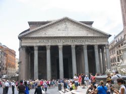 Il Pantheon di Roma ripreso dalla contigua Piazza della Rotonda.