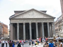 Il Pantheon di Roma ripreso dalla contigua Piazza ...