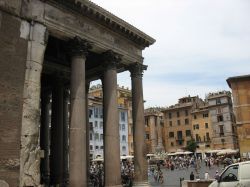 Roma Piazza della Rotonda: sulla sinistra il Pronao, cioè le colonne che precedono l'entrata al Pantheon dove sono sepolti i re d'italia.