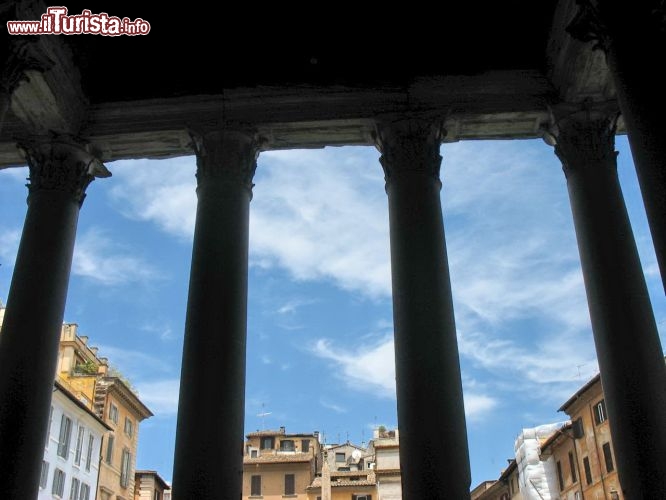 Immagine il Colonnato (pronao) all'ingresso del Pantheon di Roma