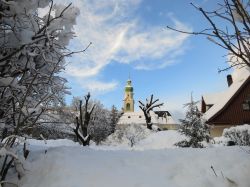 San Candido con la chiesa dopo una abbondante ...