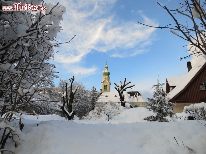 Immagine San Candido con la chiesa dopo una abbondante nevicata