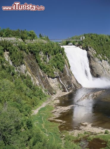 Immagine Cascata di Montmorency: nei mesi più caldi, quando il ghiaccio è completamente sciolto, la portata d'acqua della cascata aumenta considerevolmente e ai suoi piedi ricomincia a scorrere il fiume Montmorency. completamente ghiacciato in inverno - Foto © P.Soulard