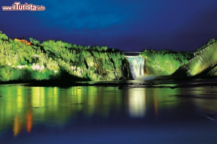 Immagine Montmorency, Quebec: l'effetto spettacolare nelle ore serali è garantito grazie ad un'ottima illuminazione del Parc de la Chute-Montmorency, che assieme allo specchio d'acqua sottostante riflette la cascata ed il bosco circostante - Foto © Steve Deschênes