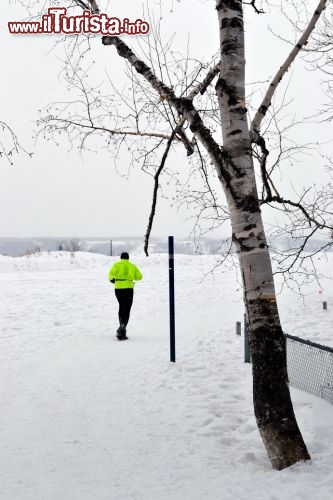 Immagine Jogging a Montmorency, Quebec: anche con situazioni metereologiche che in Italia definiremmo proibitive, in Canada gli sportivi non perdono occasione per tenersi in forma; la gente corre nel parco di Montmorency anche con le ciaspole ai piedi.