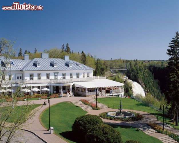 Immagine Manoir, Montmorency: questa villa è la perfetta riproduzione di quella preesistente, bruciata in un incendio negli anni Novanta. Si trova sulla sommità del Parc de la Chute e fu residenza del Duca di Kent nei secoli scorsi. Foto © JPH