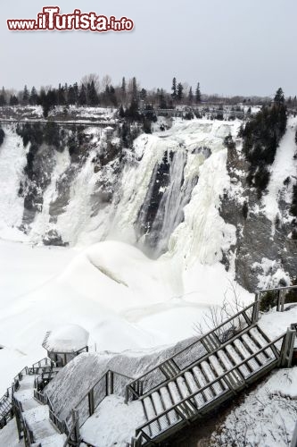 Immagine Ville de Quebec, Montmorency Falls Park: dalle scalinate e dai belvederi circostanti si può ammirare in tutto il suo splendore l'effetto magico della cascata, immersa in uno scenario naturale davvero suggestivo.