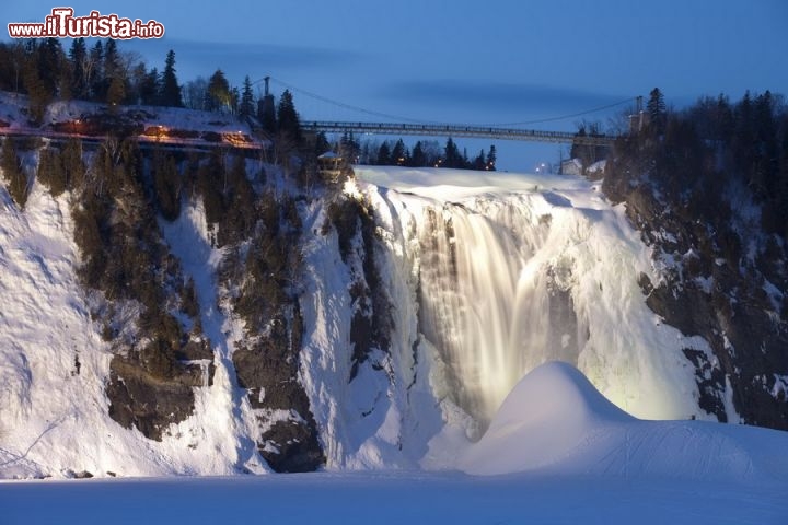 Immagine Pain de Sucre, Montmorency: il vapore che si solleva dal fondo della cascata ogni anno si ghiaccia nei mesi invernali e si deposita su una montagnetta, detta Pain de Sucre (Pan di Zucchero) perfettamente levigata, dalla quale i bambini adorano scendere con lo slittino - Foto © Mathieu Dupuis