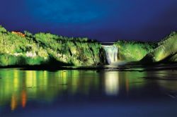 Montmorency, Quebec: l'effetto spettacolare nelle ore serali è garantito grazie ad un'ottima illuminazione del Parc de la Chute-Montmorency, che assieme allo specchio d'acqua ...