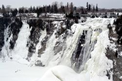 Inverno alla Chute de Montmorency: le cascate di Montmorency, poco fuori Ville de Quebec, raggiungono un'altezza massima di 83 metri, vale a dire ben 30 metri in più di quelle del ...