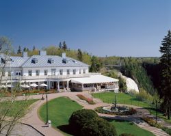 Manoir, Montmorency: questa villa è la perfetta riproduzione di quella preesistente, bruciata in un incendio negli anni Novanta. Si trova sulla sommità del Parc de la Chute e fu ...