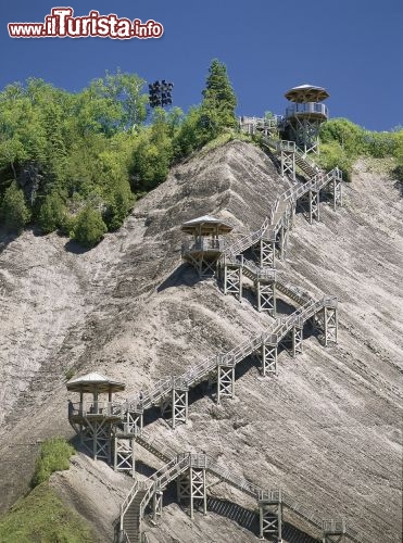 Immagine Scalinata, Cascata di Montmorency: le scalinate sulle pareti rocciose circostanti la cacata consentono di avvicinarsi all'acqua nei mesi estivi o addirittura di scendere sulla superficie del fiume ghiacciato nei mesi invernali - Foto © Steve Deschênes