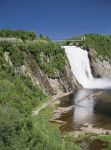 Cascata di Montmorency: nei mesi più caldi, quando il ghiaccio è completamente sciolto, la portata d'acqua della cascata aumenta considerevolmente e ai suoi piedi ricomincia ...