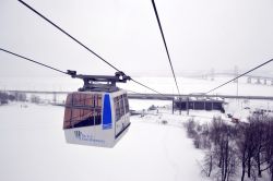 Funicolare, Montmorency: il Montmorency Falls Park è accessibile anche con la funicolare che dal parcheggio della stazione, più in basso, conduce al livello del salto della cascata ...