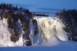 Pain de Sucre, Montmorency: il vapore che si solleva dal fondo della cascata ogni anno si ghiaccia nei mesi invernali e si deposita su una montagnetta, detta Pain de Sucre (Pan di Zucchero) ...