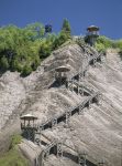 Scalinata, Cascata di Montmorency: le scalinate sulle pareti rocciose circostanti la cacata consentono di avvicinarsi all'acqua nei mesi estivi o addirittura di scendere sulla superficie ...