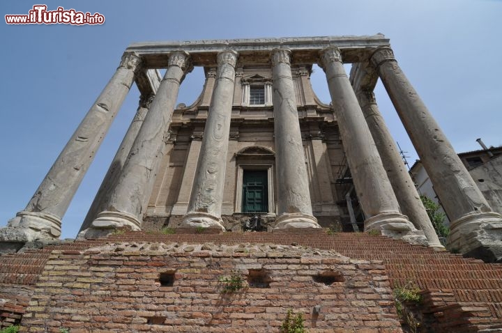 Immagine Il Tempio di Antonino e Faustina, lungo il lato nord del Foro Romano