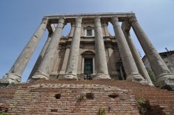 Il Tempio di Antonino e Faustina, lungo il lato nord del Foro Romano