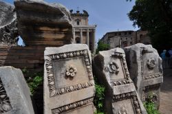 Tour del Foro Romano a Roma, centinaia di frammenti archeologici sparsi lungo il percorso