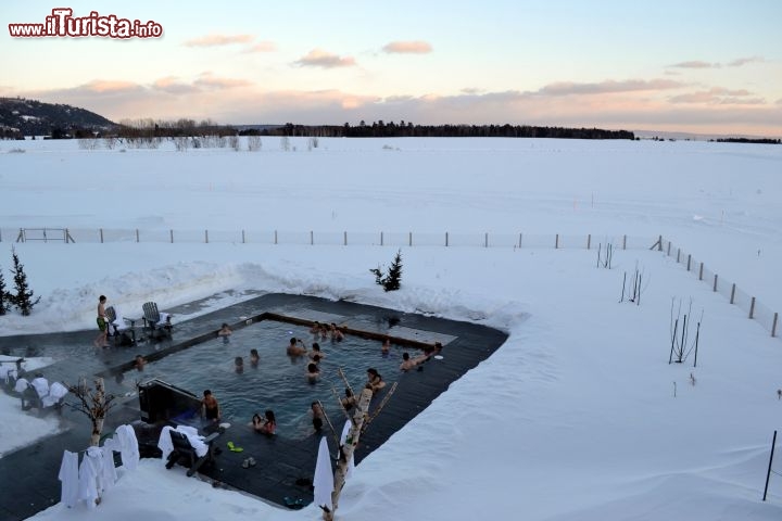 Immagine Hotel La Ferme, Baie-Saint-Paul: in questa spa all'aria aperta la temperatura dell'acqua supera i 40°C, ma tutt'attorno la temperatura dell'aria in inverno si attesta spesso sui -20°C.