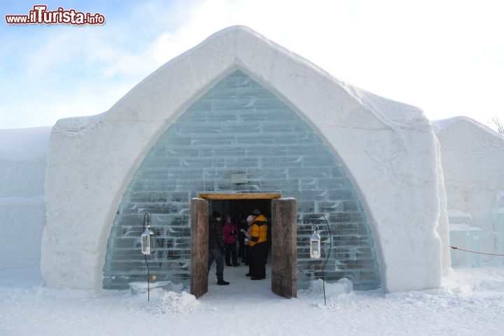 Immagine Hotel de glace: si trova nelle immediate vicinanze di Ville de Québec ed è un'opera d'arte che deve essere ricostruita ogni anno, per ovvie ragioni climatiche. La sua costruzione impegna operaie scultori per un periodo di circa 6-8 settimane.