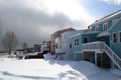 La Malbaie, Quebec: casette tipiche sulla riva del fiume Saint-Laurent, nella cittadina di La Malbaie, che con i suoi 9000 abitanti è il principale centro urbano della regione dello Charlevoix. ...