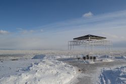 Molo, La Malbaie: il gazebo all'estremità del molo di La Malbaie, in Québec, circondato dalle acque completamente ghiacciate del fiume Saint-Laurent (San Lorenzo) nei mesi ...