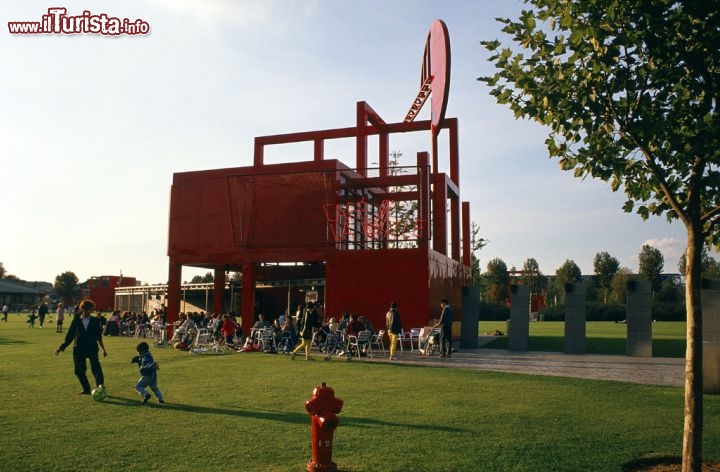 Immagine I giardini di Parc de la Villette si trovano a nord est del centro di Parigi. Questa aerea era un tempo occupata dai mattatoi comunali, oggi ospita la città della scienza e la Filarmonica de Paris - © Paris Tourist Office / David Lefranc