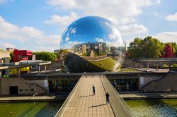 Un splendido scorcio de La Geode di Parigi, Parco della Villette - © Christian Mueller / Shutterstock.com