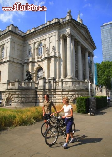 Immagine Esterno della galleria Tate Britain: si trova sulla sponda nord del Tamigi, mentre il suo distaccamento, Tate Modern si trova sulla  lato opposto, a un paio di km ad est, in corrispondenza del Millenium Bridge - © www.visitlondon.com/it