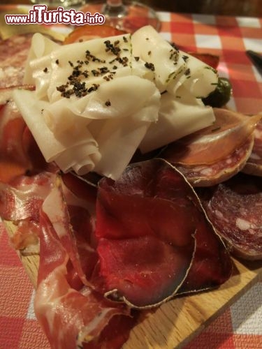 Immagine Un gustoso antipasto nel Grottino Ticinese di Losone, in Svizzera italiana