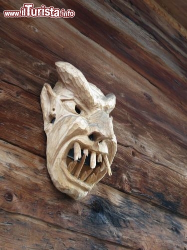 Immagine Particolare di una casa del borgo di Mase: ci troviamo nel cantome Vallese in Svizzera