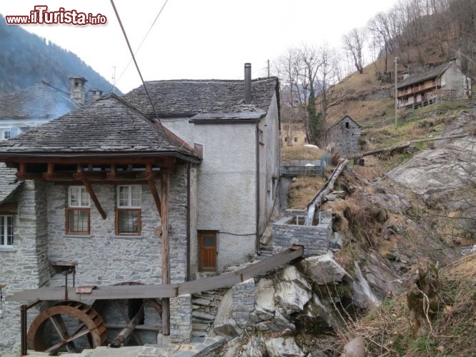 Immagine Molino della Farina Bona nel borgo di Vergeletto, valle di Onsernone in Canton Ticino