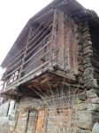 Una antica abitazione a Mase,  Val d’Hèrens nel Cantone Vallese (Svizzera)