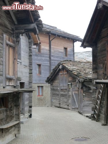 Immagine Tra le abitazioni in legno di Visperterminen, Cantone Vallese, Svizzera