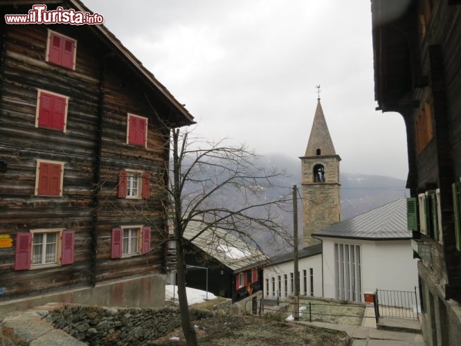 Immagine La chiesa e le case di legno di Visperterminen, Cantone Vallese (Svizzera)
