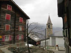 La chiesa e le case di legno di Visperterminen, Cantone Vallese (Svizzera)