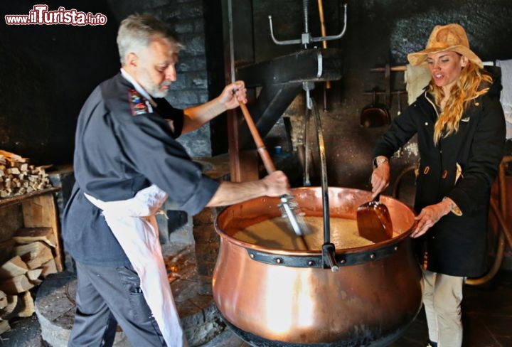 Ana da una mano nella preparazione del gruyere, il celebre groviera svizzero - © DONNAVVENTURA® 2014 - Tutti i diritti riservati - All rights reserved