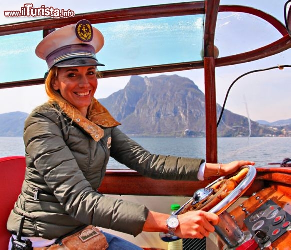 IlComandante Ana alla guida di un battello a Lugano - © DONNAVVENTURA® 2014 - Tutti i diritti riservati - All rights reserved
