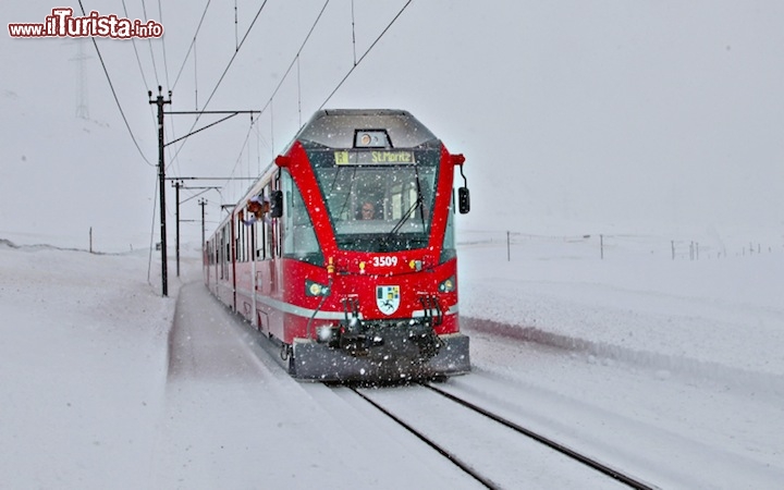 Treno Svizzero nel bianco paesaggio delle Alpi: siamo vicino all'Engadina, sul Massiccio del Bernina - © DONNAVVENTURA® 2014 - Tutti i diritti riservati - All rights reserved