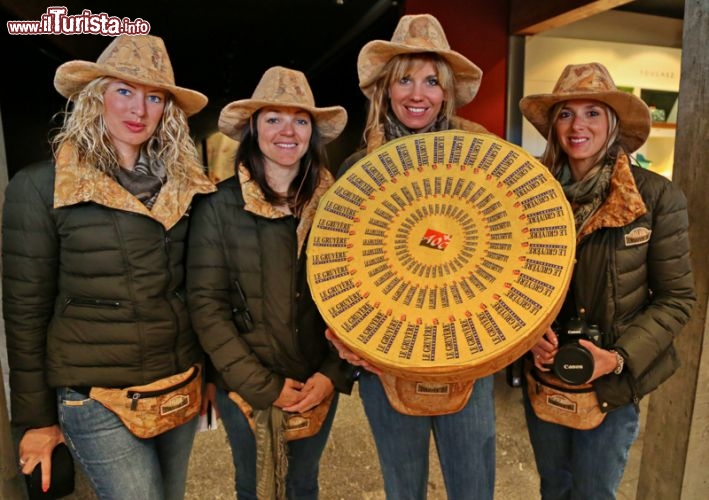 Visita del team alla Maison du gruyere con una grande forma di gruviera  - © DONNAVVENTURA® 2014 - Tutti i diritti riservati - All rights reserved