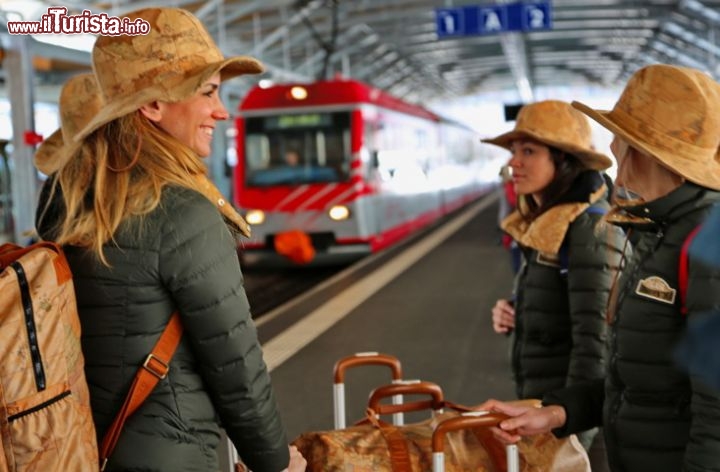 Il team prende il trenino per Zermatt a Tsch - © DONNAVVENTURA® 2014 - Tutti i diritti riservati - All rights reserved 