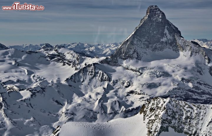 Vista del Cervino dall'elicottero. Il Matterhorn, così viene chiamato in Svizzera, è spettacolare soprttutto se osservato dal versante nord, quello di Zermatt - © DONNAVVENTURA® 2014 - Tutti i diritti riservati - All rights reserved