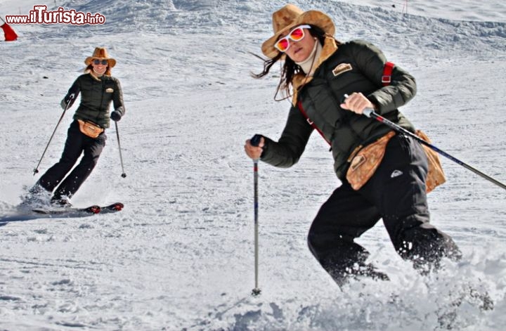 Fabrizia e Ana alle prese con gli sci delle piste di Zermat, Cantone Vallese - © DONNAVVENTURA® 2014 - Tutti i diritti riservati - All rights reserved