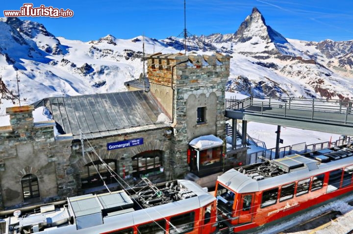 Panorama della stazione e del trenino del Gornergrat. Sullo sfondo l'inconfondibile mole del Matterhorn, ovvero il monte Cervino - © DONNAVVENTURA® 2014 - Tutti i diritti riservati - All rights reserved