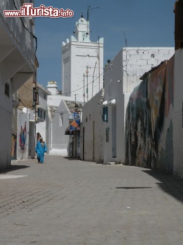 Strada nella Kasbah di Azemmour - La città vecchia è stata edificata a ridosso dal fiume Oum Er-Rbia, il secondo corso d’acqua più importante del Marocco e collocato in posizione centrale rispetto al paese. Proprio ad Azemmour il fiume viene accompagnato nell’Oceano Atlantico dopo aver lambito diversi centinaia di km di argini marocchini.